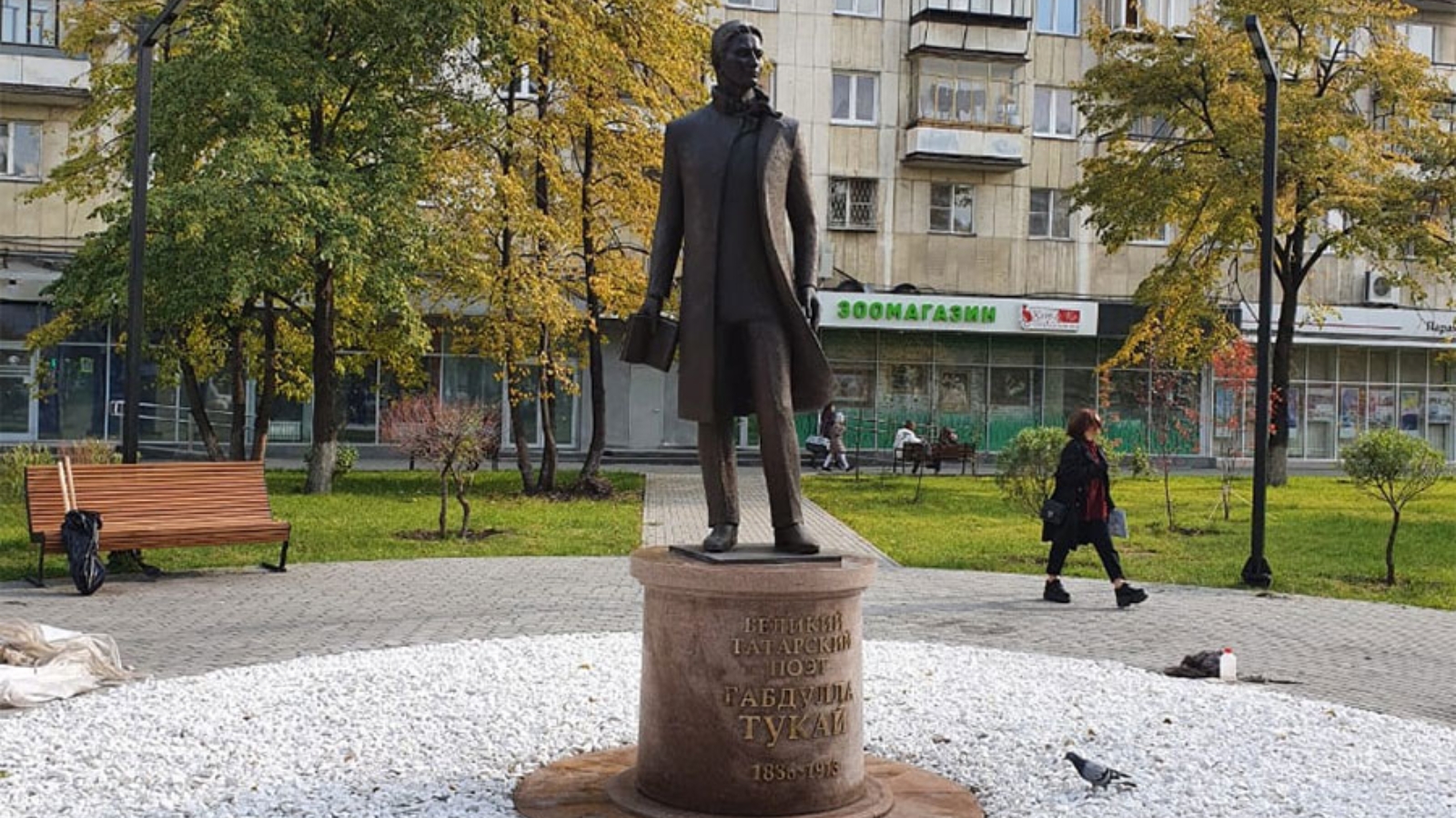 Памятник татарскому. Памятник Габдулле Тукаю. Памятник в Челябинске Габдуллы Тукая. Памятник Тукаю в Челябинске. Габдулла Тукай в Челябинске.