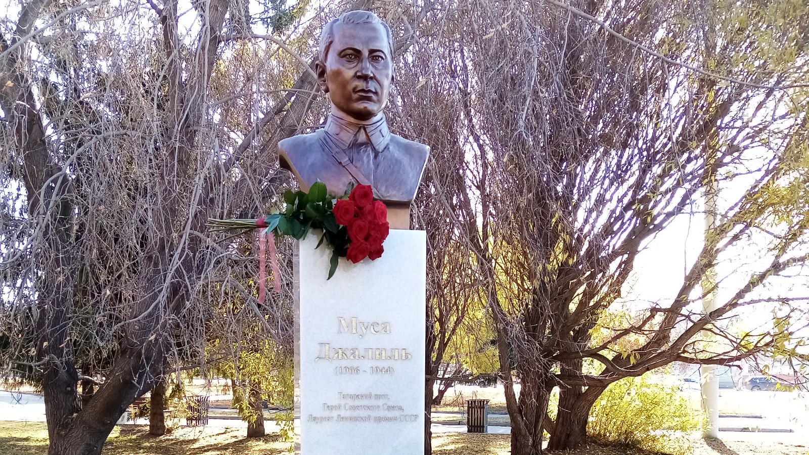 Автор бюста мусы джалиля в театре. Муса Джалиль памятник. Памятник Мусе Джалилю. Асекеевский памятник Муса Джалилю. Муса Джалиль памятник в Екатеринбурге.